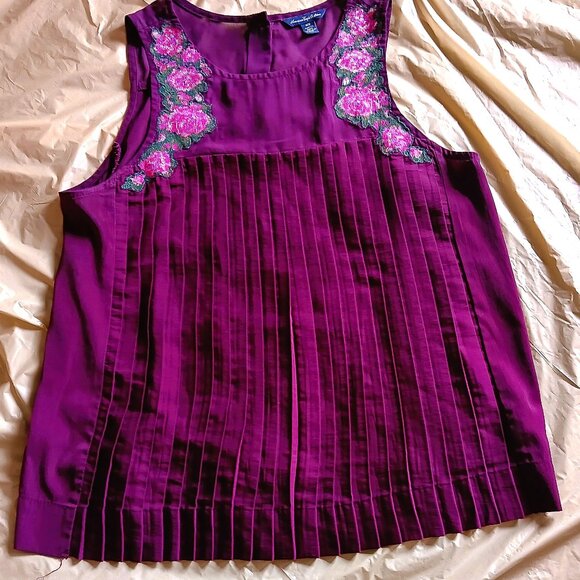 NEW! AMERICAN EAGLE OUTFITTER BURGUNDY PLEATED EMBROIDERED SLEEVELESS BLOUSE, M. - Picture 1 of 5